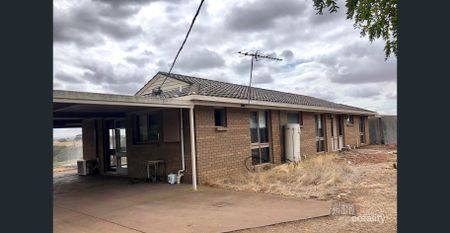 Location Location! - Photo 3