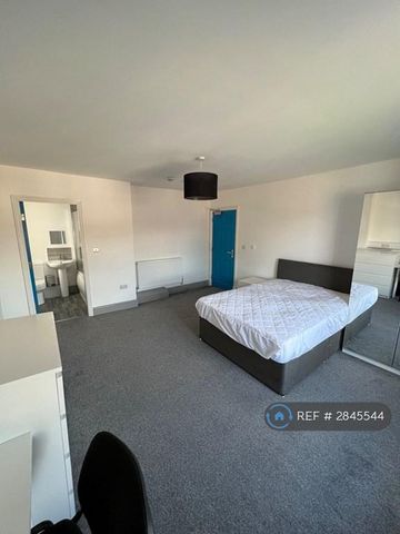 1 bedroom in a house share to rent - Photo 2