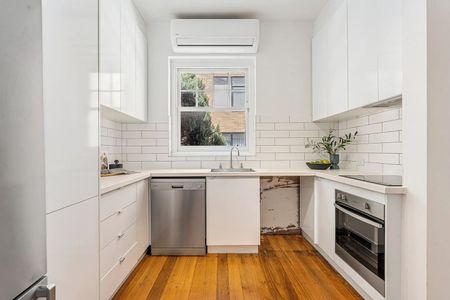 Spacious Art Deco Apartment In Prime St Kilda with Parking - Photo 5