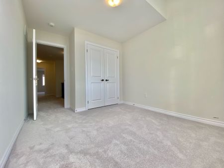 For Lease - 21 Viola St. Street, East Gwillimbury, Ontario - Photo 3