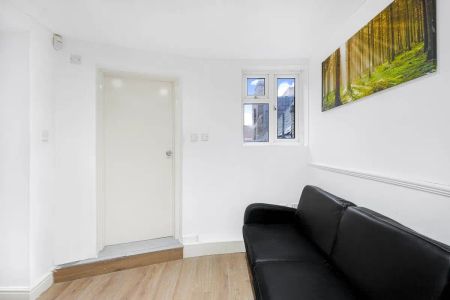 2 bedroom flat in London - Photo 5