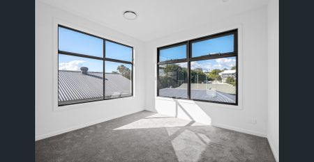 Three Bedroom plus Study - Executive Town Home in Fairfield! - Photo 3