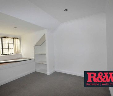 Spacious & Bright 3 Bedroom House - Photo 4