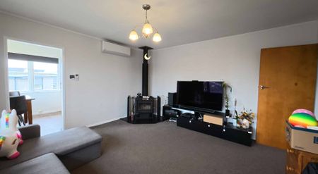 Genuine Long Term - Very Comfortable Family Home on a Large Section - Pet Friendly - Photo 3