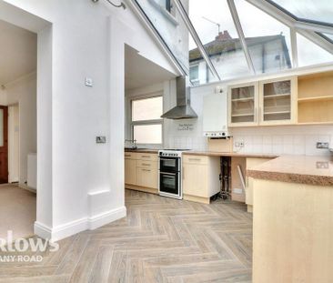 3 bedroom semi-detached house to rent - Photo 6