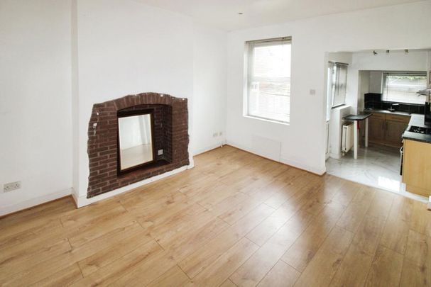 3 bedroom end of terrace house to rent - Photo 1