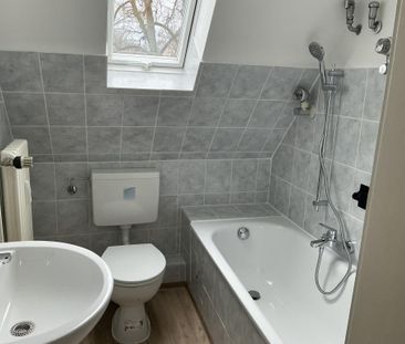 Einziehen und Wohlfühlen: gut aufgeteilte 2 Zimmer-Wohnung im Dachg... - Photo 3