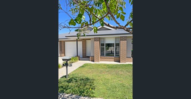Modern 3-Bedroom Townhouse – Comfort, Style & Convenience - Photo 1