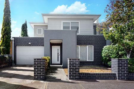 Bright & Spacious Townhouse in Tullamarine - Photo 4