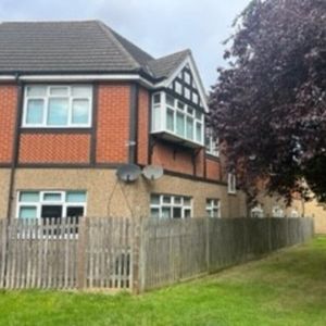 1 bedroom Flat - Manor Parade, Hatfield - Photo 3