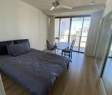 Spacious bedroom in a SHARED unit with splendid view - Photo 4