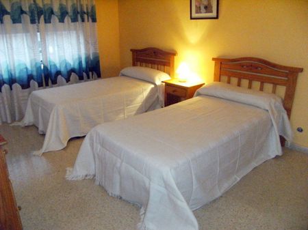 Middle Floor Apartment in Estepona - Photo 4