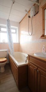 3 bedroom flat to rent - Photo 4