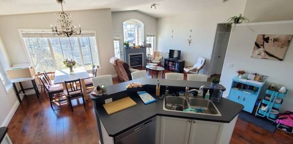 2 Bed 1 Bath Townhouse - Royal Oak, NW, Calgary - Photo 2