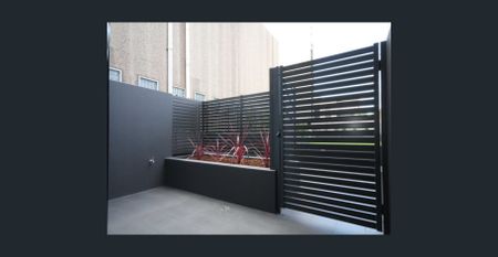 Huge Dual Courtyard Apartment with 1 Bedroom + Extra Large Study/Office - Photo 3