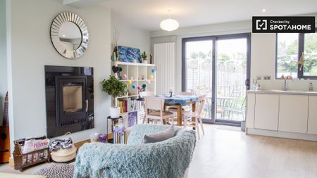 Room for rent in bright 2-bedroom home in Terenure, Dublin - Photo 5