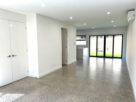 Prime Location - Spacious Double Storey Townhouse - Photo 2