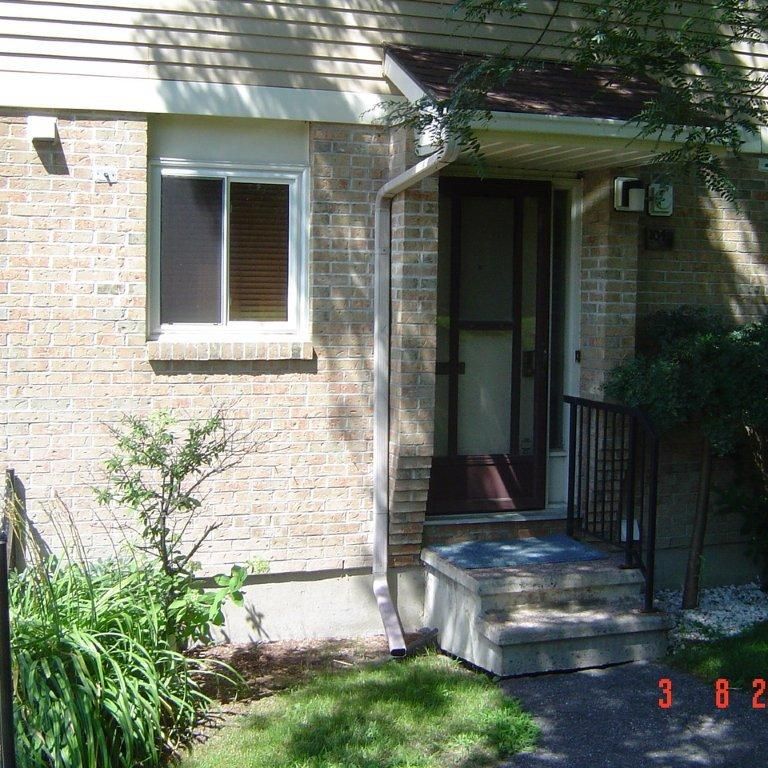 485 King Edward Ave - Photo 1