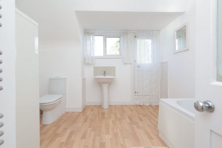 3 bed apartment to rent in Evening Hill Grange, 18 Alington Road, BH14 - Photo 4