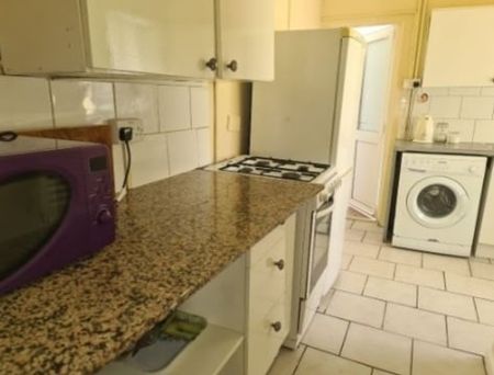 3 Bed Flat, Elmgrove Avenue, BS5 - Photo 2