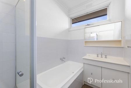 Comfortable Family Living in Brentwood Secondary School Zone - Photo 5