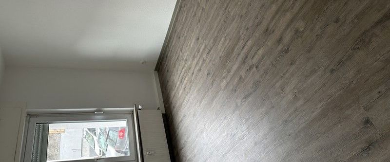 2 Zimmer Wohnung im Erdgeschoß mit Balkon! Frisch Tapeziert und neuer Bodenbelag für Sie! - Foto 1