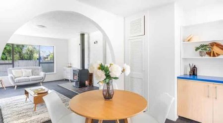 PARKLANDS - THREE BEDROOMS, RENOVATED, LOGFIRE, HEAT PUMP - Photo 2
