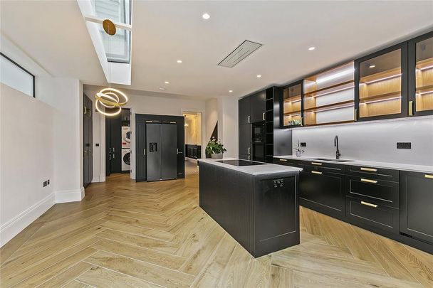 4 bedroom end of terrace house to rent - Photo 1