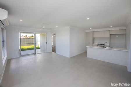 BRAND NEW 4-BEDROOM DUPLEX!! - Photo 4