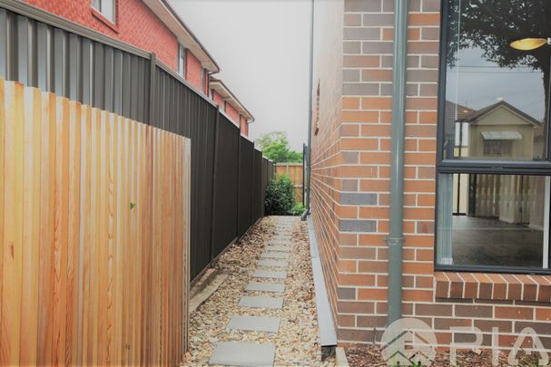 Perfect 3 plus study townhouse with walking distance to town centre - Photo 1