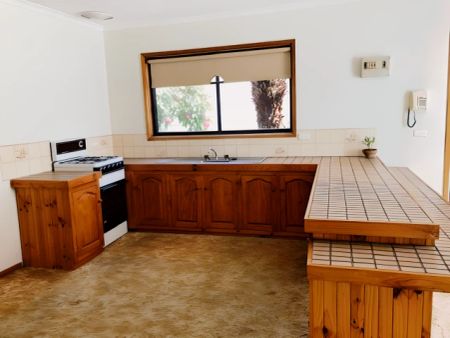 4 Bed, 2 Bath - Photo 4