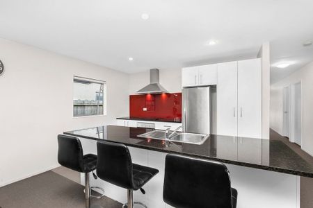 For Rent: Immaculate Four-Bedroom Family Home in Takanini - Photo 5