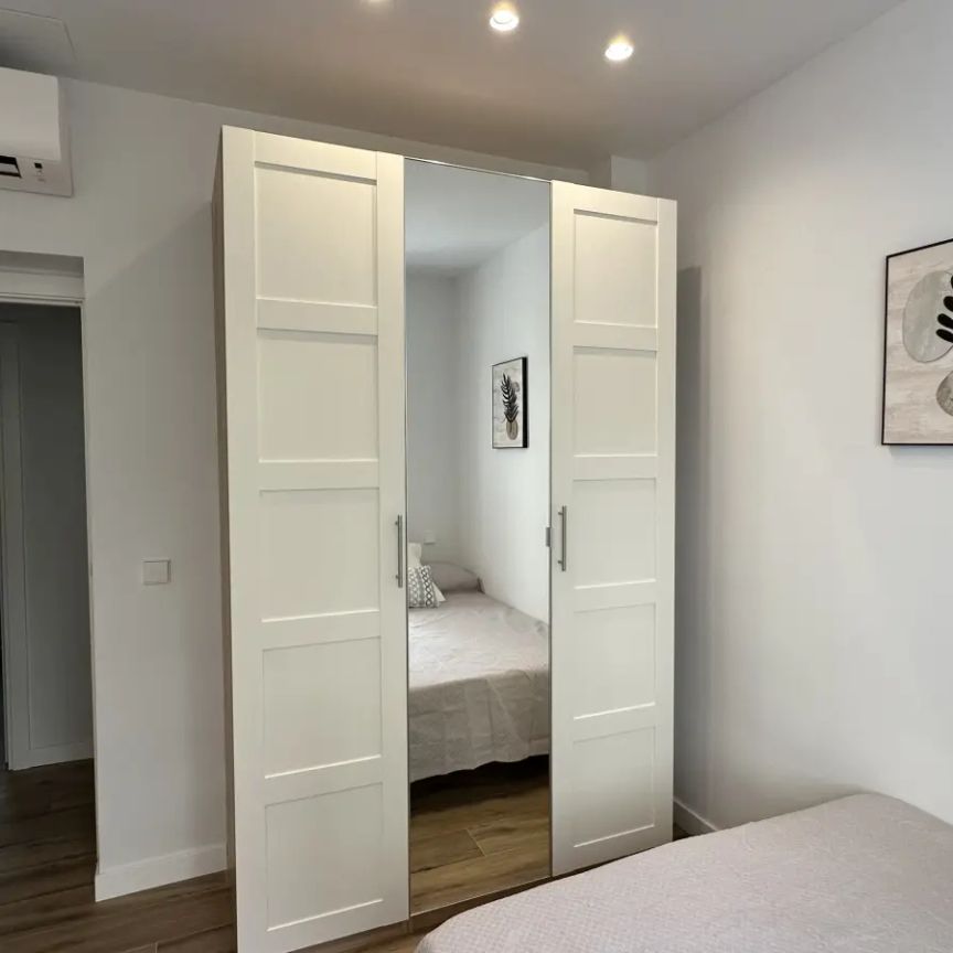 Room in a shared 6-bedroom apartment for rent in Ríos Rosas. - Photo 1