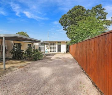 Fully Renovated - Vaulted Ceilings - 60m From Beach - Fenced Yard -... - Photo 5