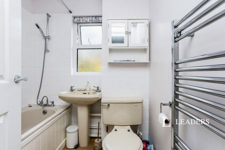 2 bedroom house to rent Kingslea, Horsham, West Sussex, RH13 - Photo 5