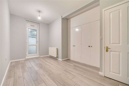 A one bedroom apartment to rent, available now having been refurbished within this converted period property in Reading's town centre, with parking being available. - Photo 3