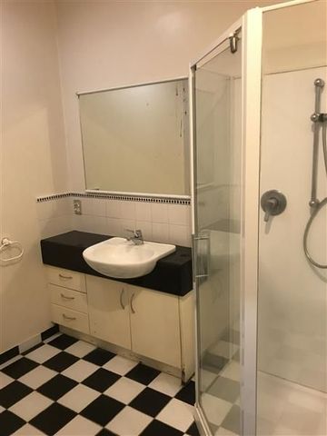 Close to the centre of it all! - Photo 4