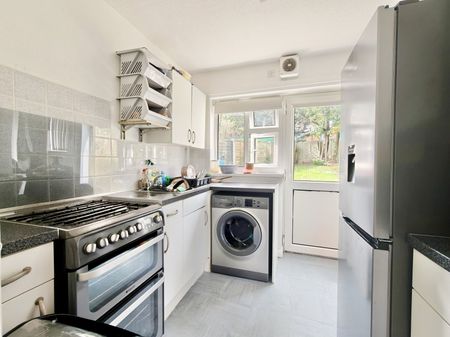 3 bedroom semi-detached house to rent - Photo 5