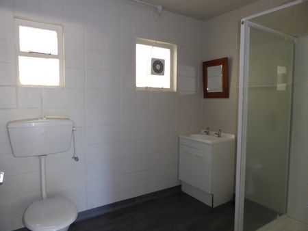 2 BEDROOM UNIT IN HANDY LOCATION - Photo 3