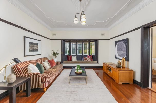 Art Deco Family Home with Panoramic City Views - Photo 1