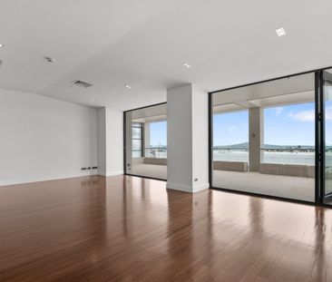 Premium Apartment with Stunning Water Views - Photo 3
