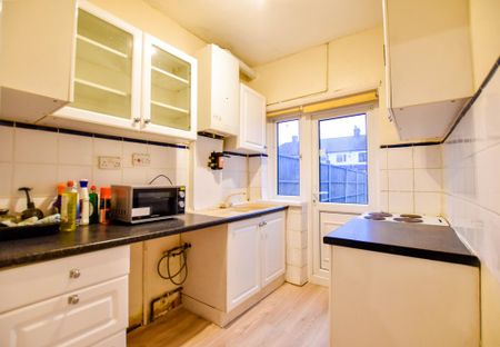 3 bedroom terraced house to rent - Photo 2