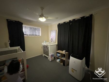 Modern 3-Bedroom Townhouse with Yard - Photo 2