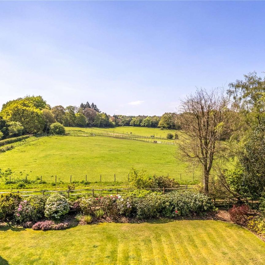 A substantial family home set in a stunning location. - Photo 1