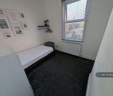 1 bedroom in a flat share to rent - Photo 2