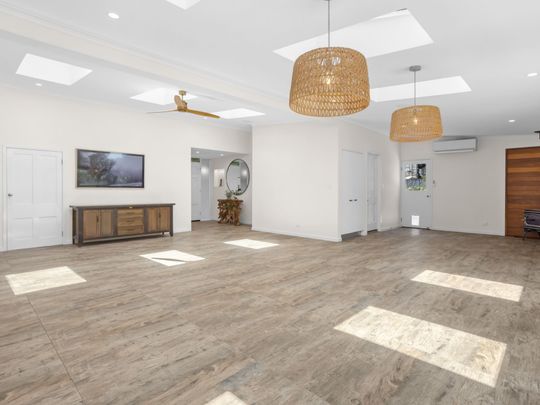 Executive waterfront home - Photo 1