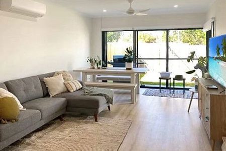 MODERN TOWNHOUSE – STYLISH & LOW-MAINTENANCE LIVING! - Photo 2