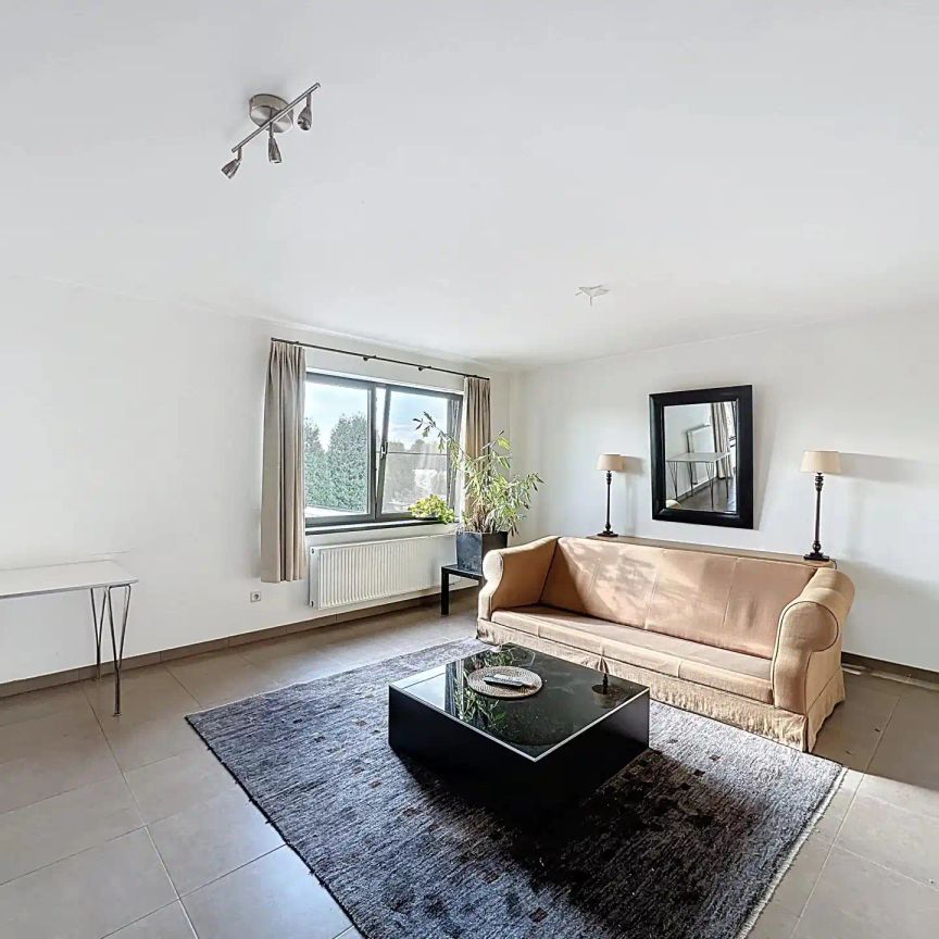 Ruim appartement met 2 slaapkamers, terras en overdekte staanplaats. - Foto 1