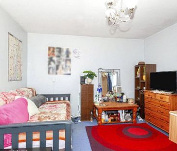 Normanhurst, Ashford, Spelthorne, TW15 2NX - Photo 2