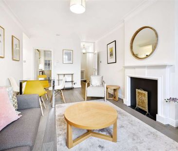 Beautiful 2 bedroom apartment set on the 3rd floor (with lift) of a charming portered mansion block, with a striking roof top view towards Victoria Tower. - Photo 2
